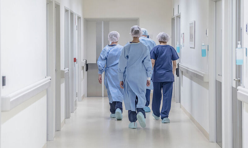 Νοσοκομειακοί γιατροί: “Ρουσφετολογική” η ΠΝΠ για την παράταση των συμβάσεων συνταξιούχων γιατρών