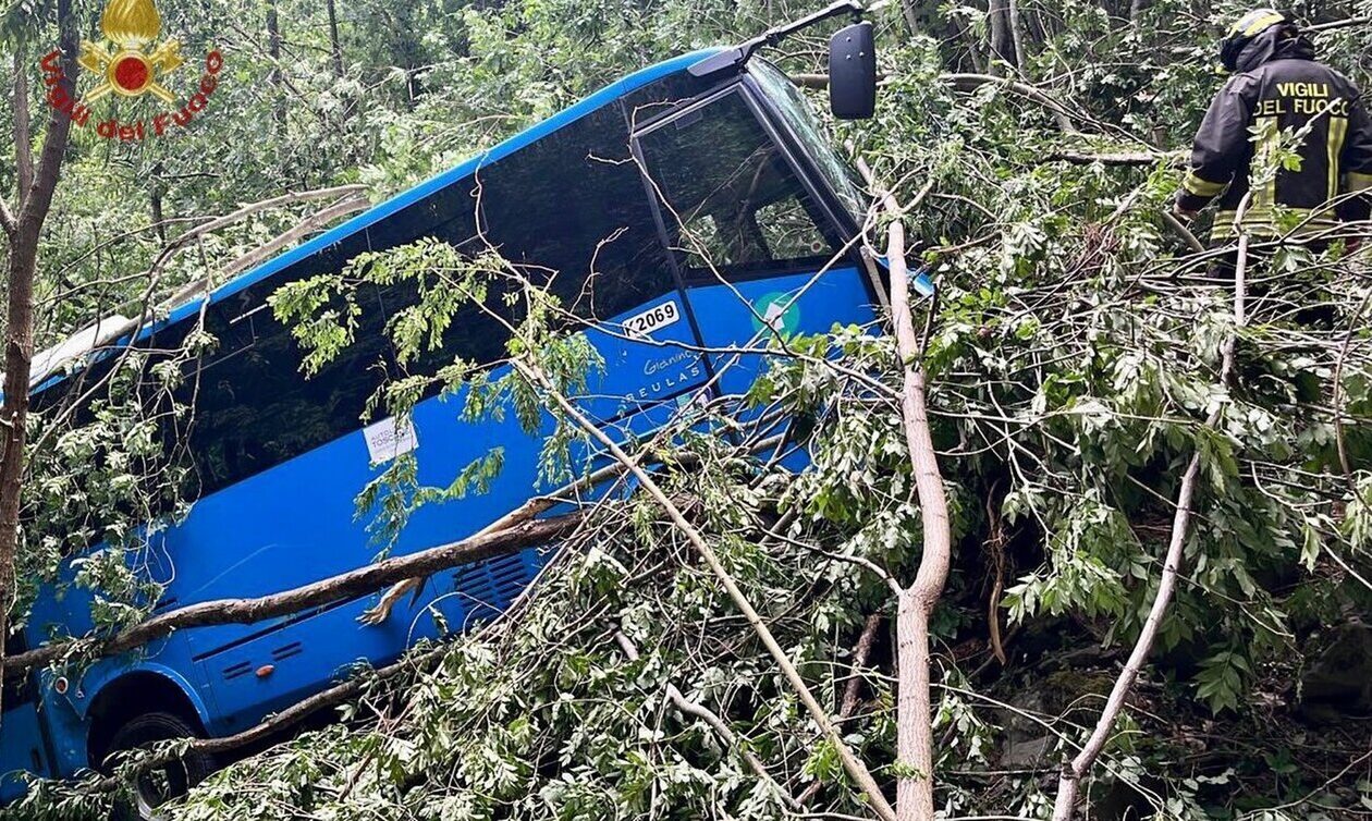 Ιταλία: Λεωφορείο με 38 επιβάτες έπεσε σε γκρεμό – Σε εξέλιξη επιχείρηση διάσωσης