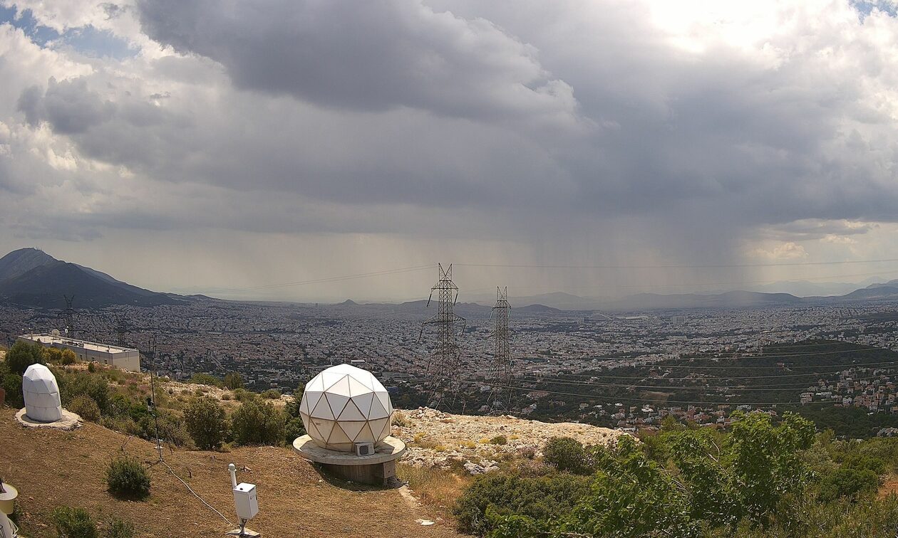 Παραδοχή Meteo για απρόβλεπτες μπόρες στην Αθήνα την Κυριακή – Πού έριξε 8 mm βροχής (χάρτες)