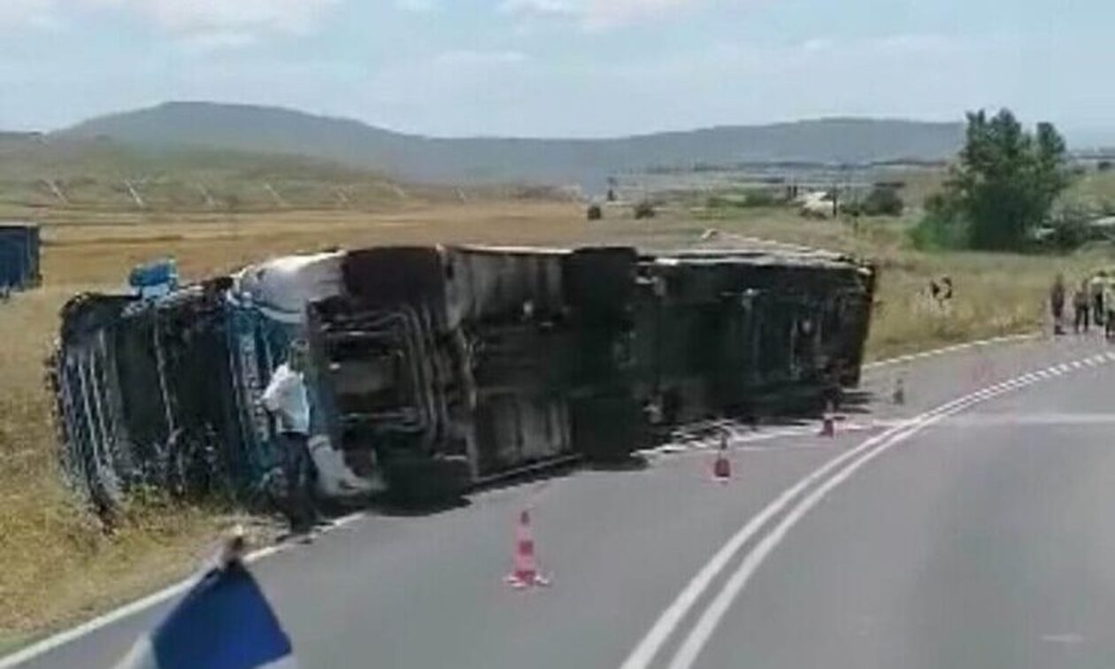 Τούμπαρε νταλίκα στην περιφερειακή οδό Λάρισας – Καρδίτσας