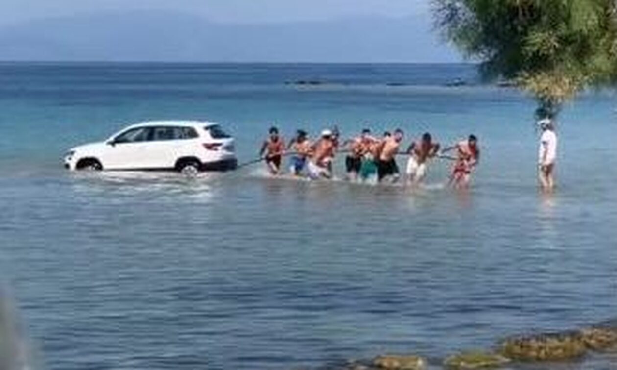 Αίγινα: Έκαναν ανθρώπινη αλυσίδα για να το βγάλουν ΙΧ από τη θάλασσα