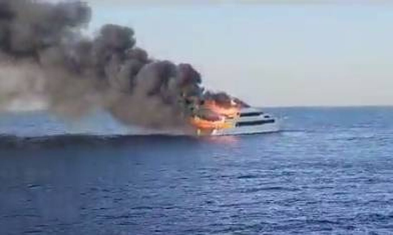 Αίγυπτος: Στις φλόγες υπερπολυτελής θαλαμηγός  – Αγνοούνται 3 Βρετανοί – Βίντεο