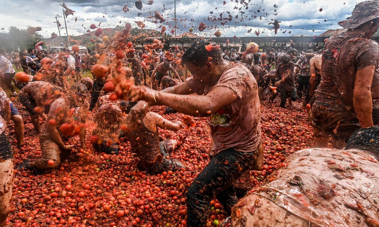 La Tomatina: Το φεστιβάλ… ντοματομαχίας στην Κολομβία – Εντυπωσιακές εικόνες