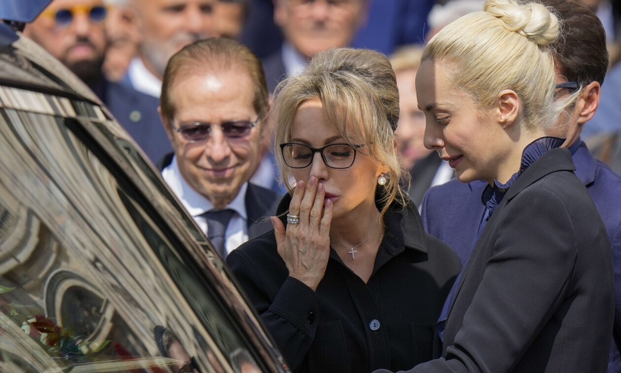 Σίλβιο Μπερλουσκόνι: Χιλιάδες Ιταλοί αποχαιρέτισαν τον Καβαλιέρε – Συντετριμμένη η σύντροφός του