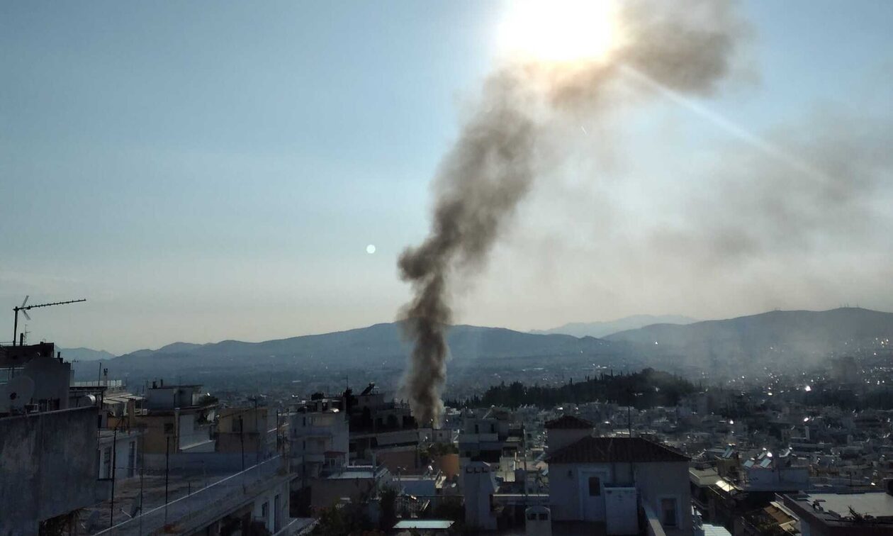 Φωτιά σε πολυκατοικία στην Αθήνα: Υπό έλεγχο η πυρκαγιά στο δώμα – Εξετάζεται γυναίκα από το ΕΚΑΒ