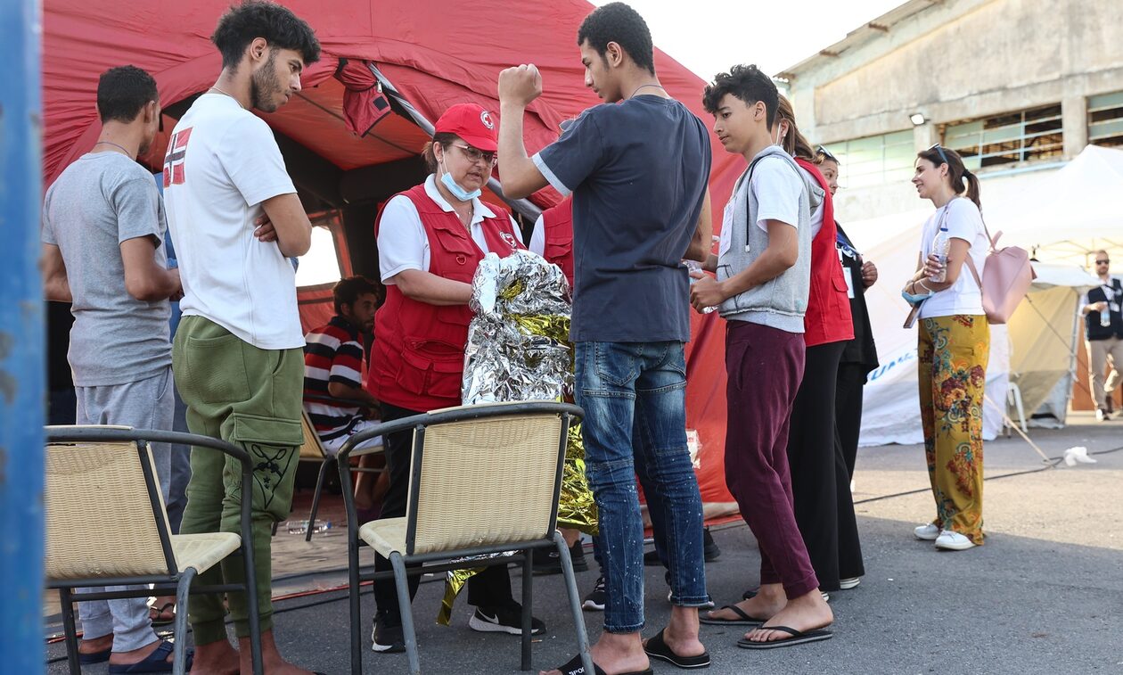 Ναυάγιο στην Πύλο: Σε εξέλιξη η μεταφορά των διασωθέντων μεταναστών στη δομή της Μαλακάσας