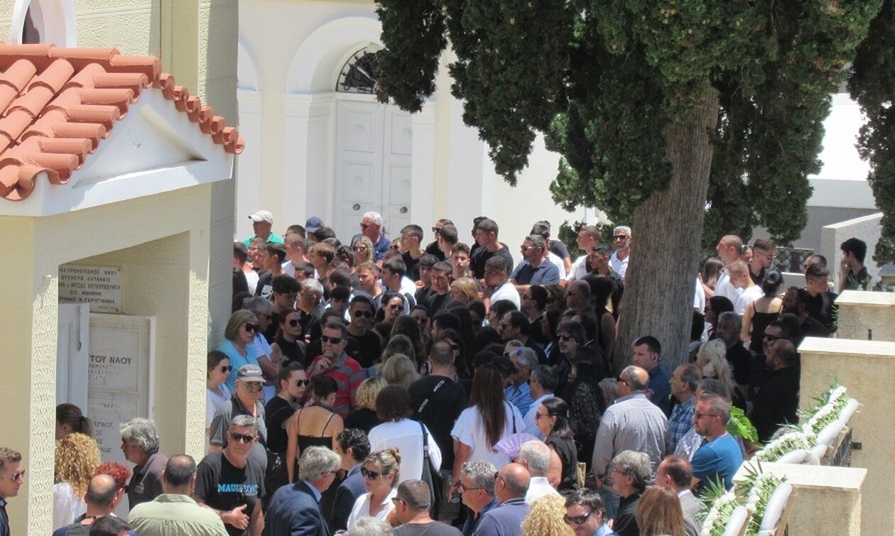 Σύρος: Θλίψη στο τελευταίο αντίο στο 16χρονο Γιάννη