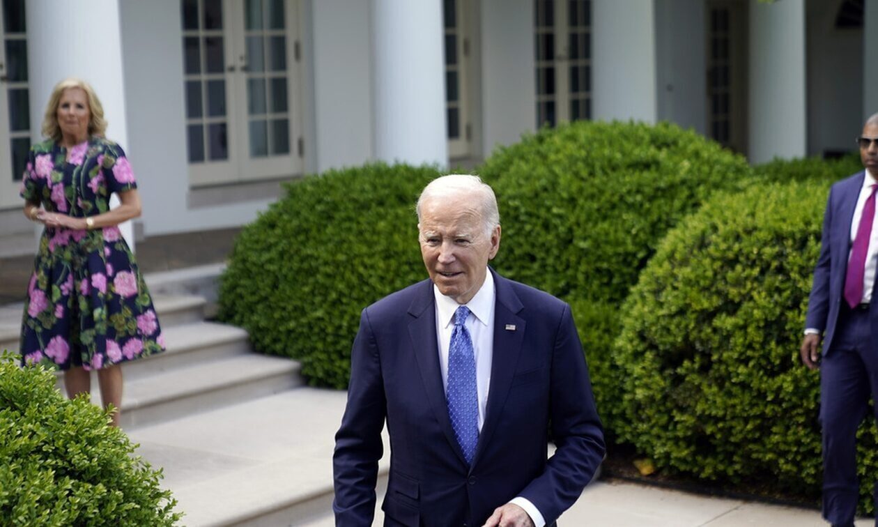 «Ο Μπάιντεν τα έχει… χάσει»: Τελείωσε ομιλία του με τη φράση «ο Θεός να σώζει τη βασίλισσα»