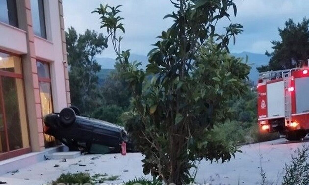 Χανιά: Αυτοκίνητο έπεσε σε τζαμαρία μαγαζιού και έπιασε φωτιά – Τραυματίστηκε ο οδηγός
