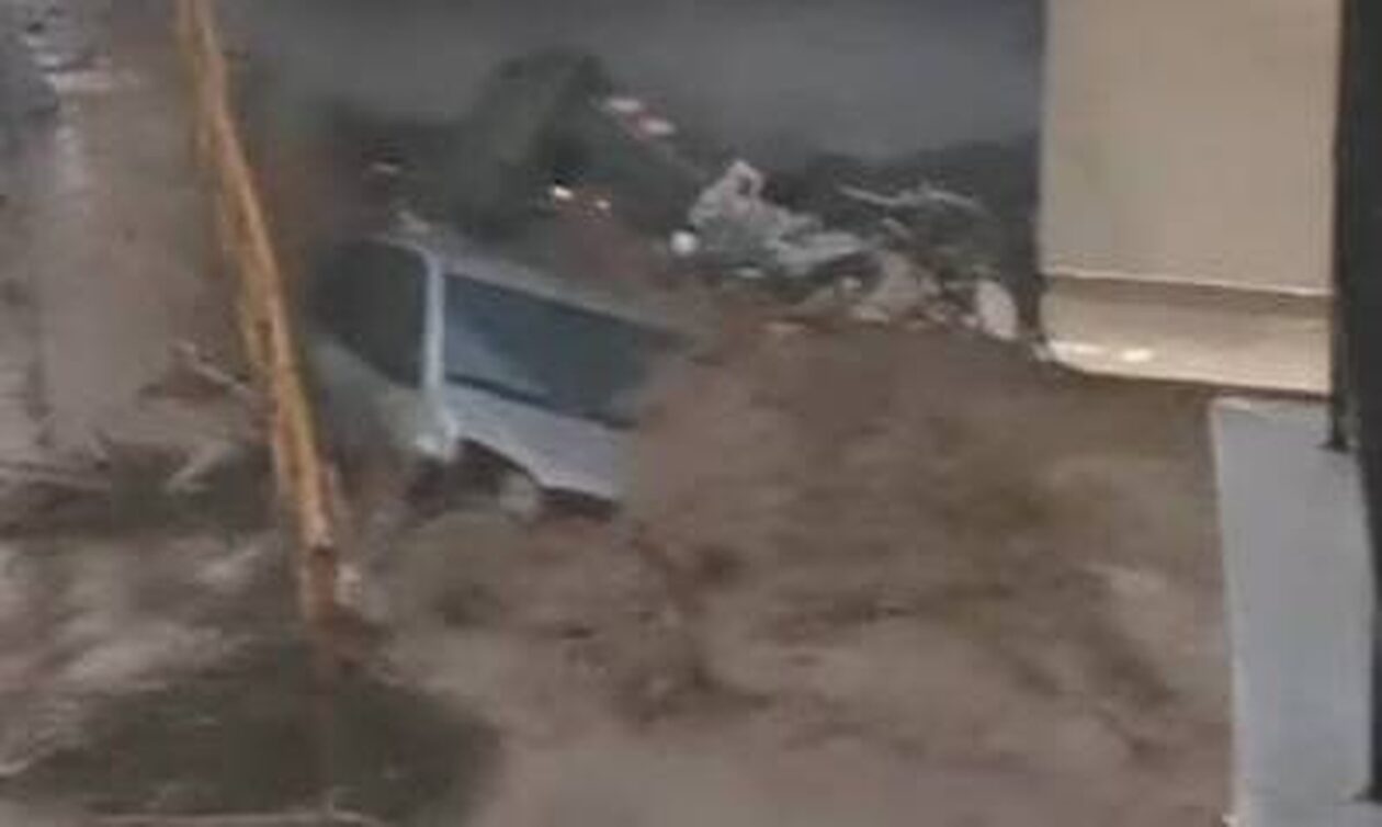 Κακοκαιρία – Θεσσαλoνίκη: Η στιγμή που o ορμητικός χείμαρρος «καταπίνει» αυτοκίνητο