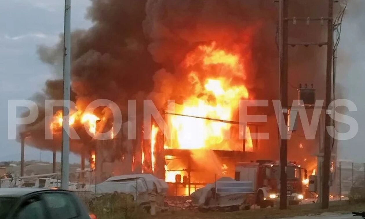 Καβάλα: Φωτιά σε χώρο φύλαξης σκαφών – Μεγάλη κινητοποίηση της πυροσβεστικής