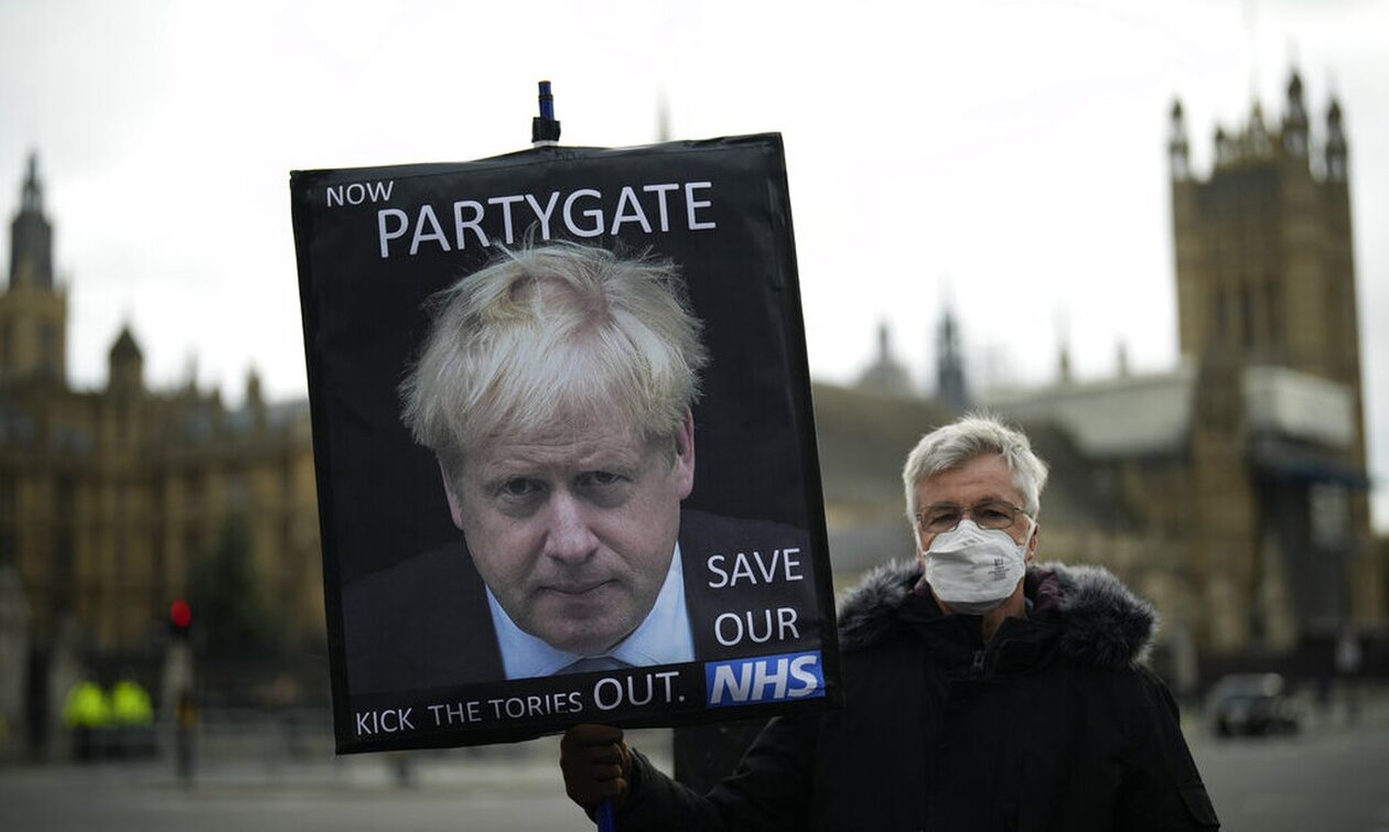 Σάλος στη Βρετανία: Νέο βίντεο «καίει» τους Τορις – Xριστουγεννιάτικο κορονοπάρτι εν μέσω λοκντάουν