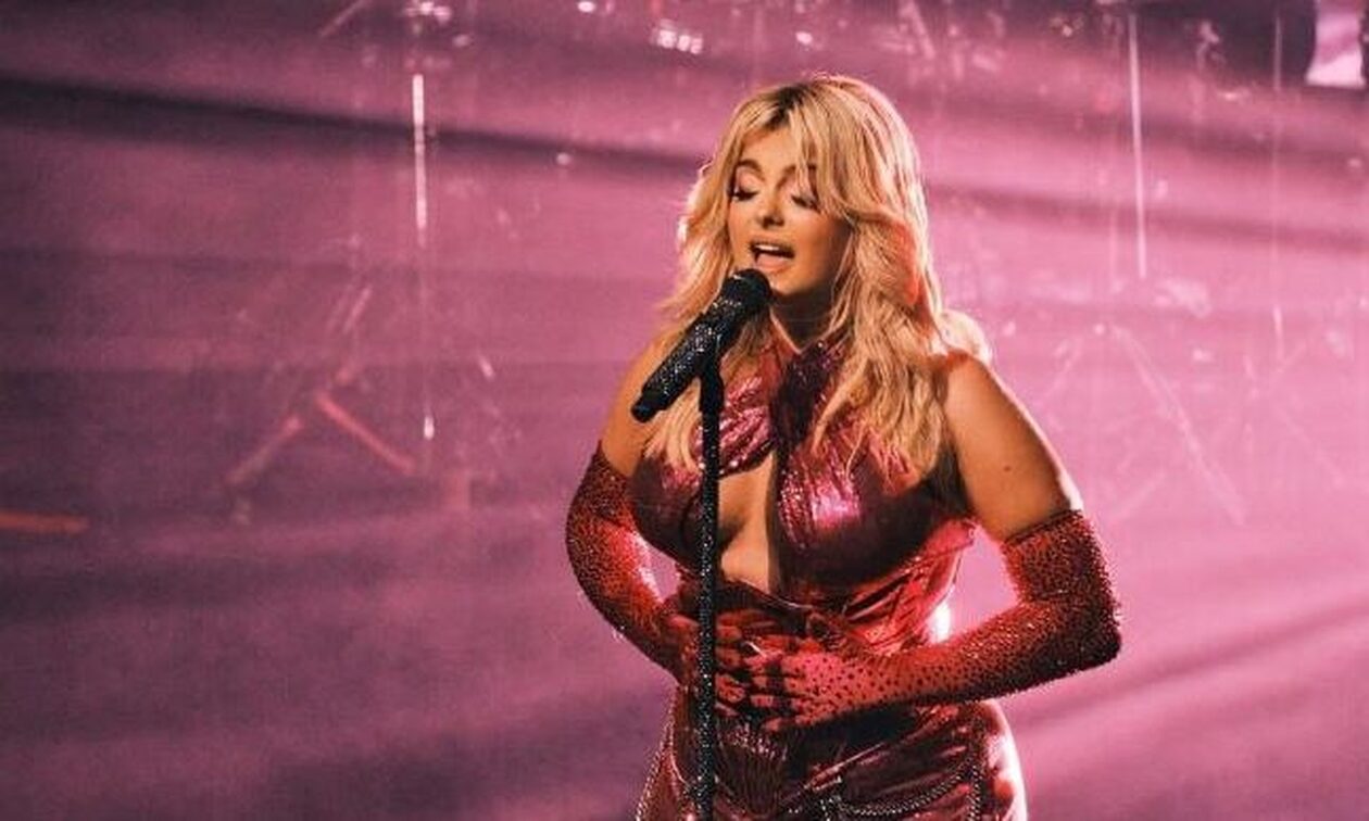 Bebe Rexha: Απίστευτο περιστατικό σε συναυλία της – Της πέταξαν κινητό στο κεφάλι