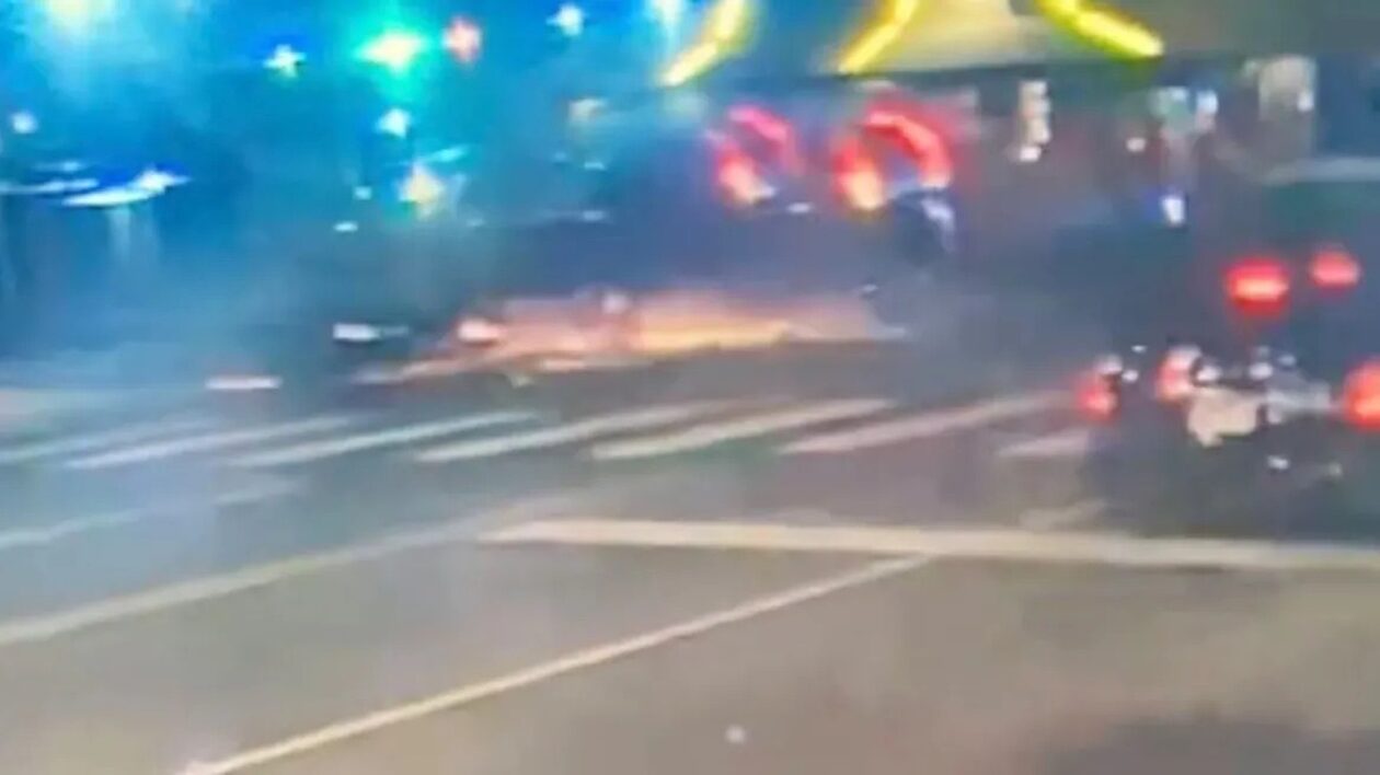 Ηνωμένες Πολιτείες: SUV παραβίασε το «κόκκινο» και σκότωσε πέντε κοπέλες – Δείτε βίντεο