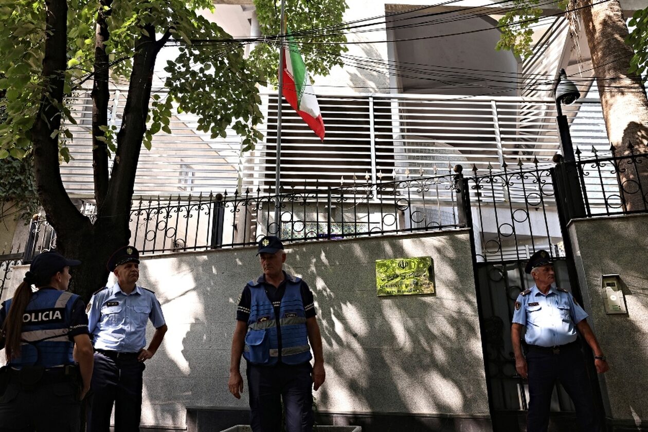 Συναγερμός στην Αλβανία: Συγκρούσεις μεταξύ αστυνομίας και Μουτζαχεντίν – Πληροφορίες για νεκρό