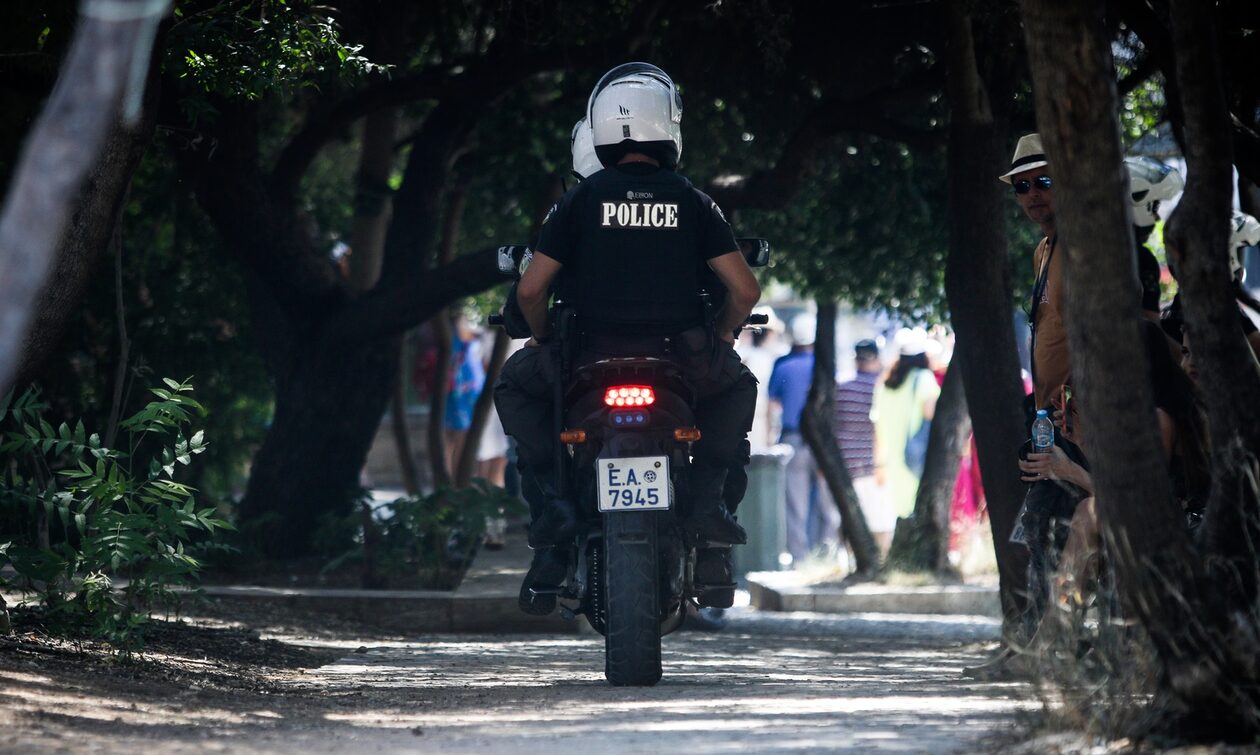 Χειροπέδες σε γνωστό στιχουργό – Συμμετείχε σε κύκλωμα εμπορίας ναρκωτικών
