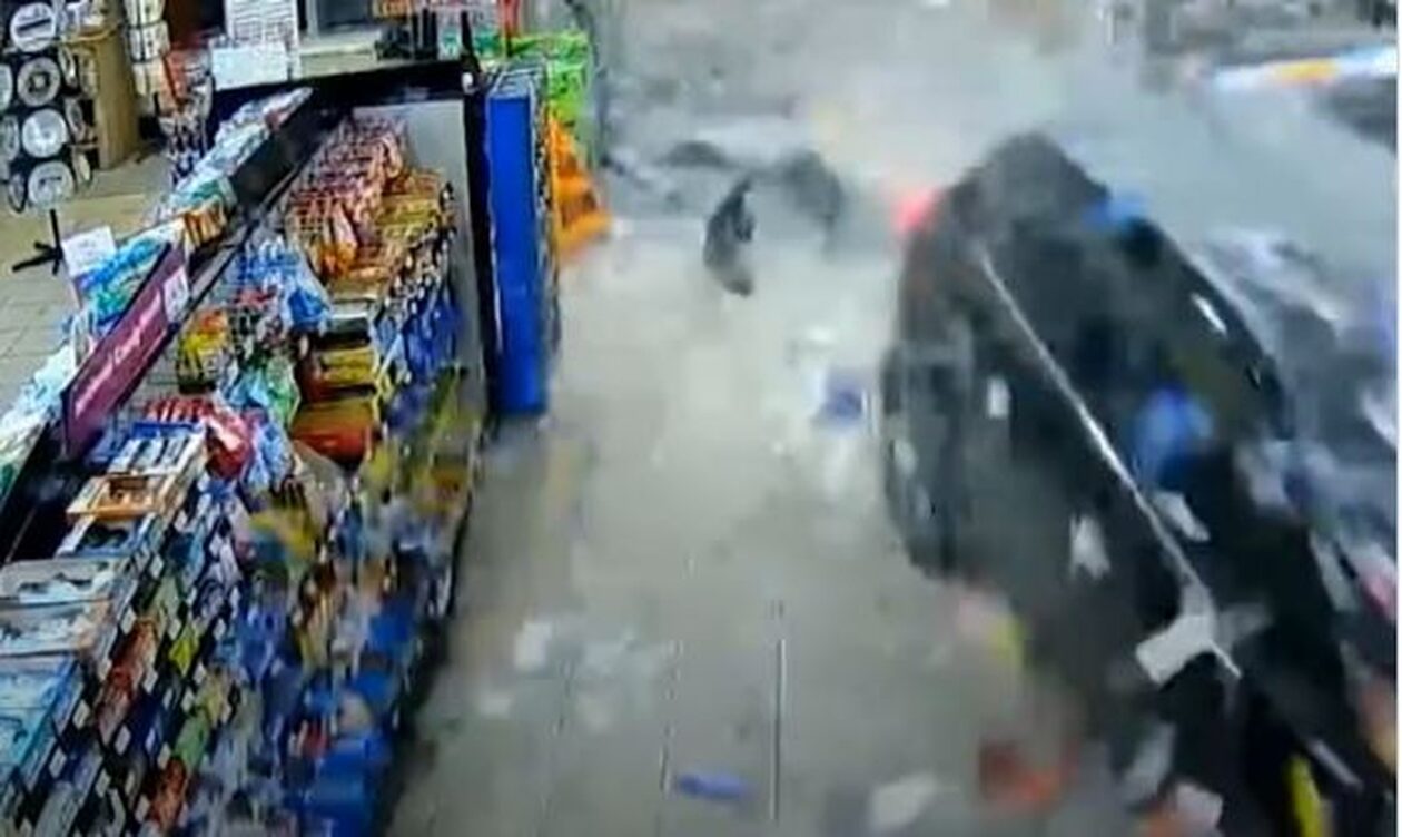 Φλόριντα: «Άγιο» είχε πεζός που παρασύρθηκε από αυτοκίνητο το οποίο… εισέβαλε σε βενζινάδικο