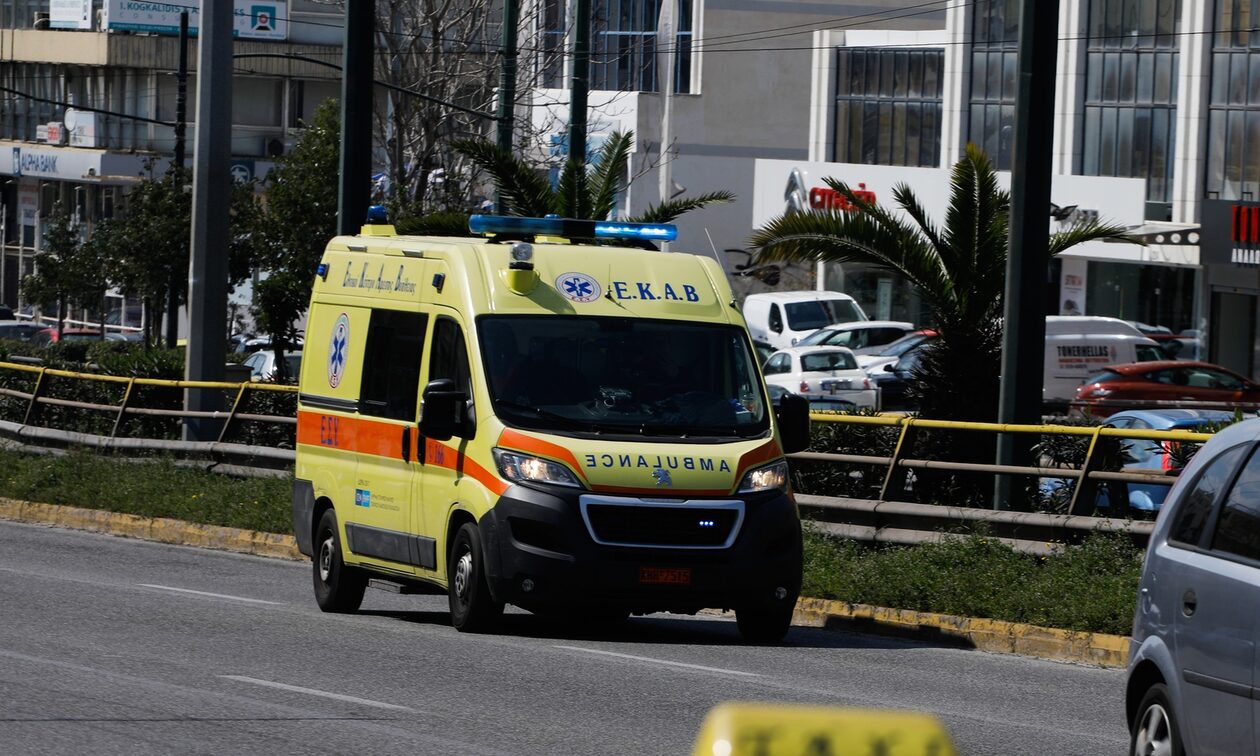 Τροχαίο στη Σαρωνίδα: Στο νοσοκομείο οδηγός μοτοσικλέτας