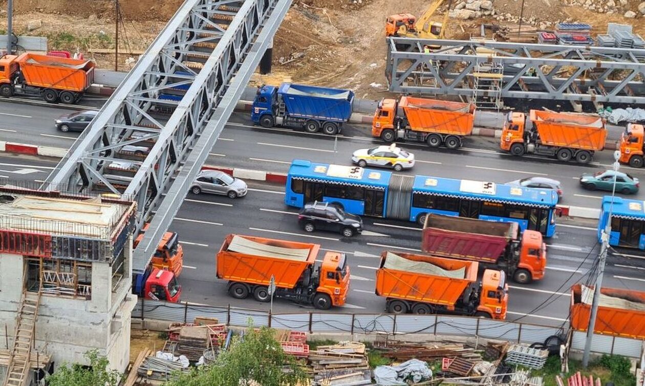 Η Μόσχα οχυρώνεται ακόμα και με φορτηγά: Τοποθετούν οχήματα ως ανάχωμα σε αυτοκινητόδρομο