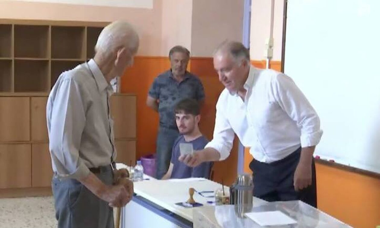 Σέρρες: 98χρονος καλεί τους νέους να ψηφίσουν για το καλό της Ελλάδας