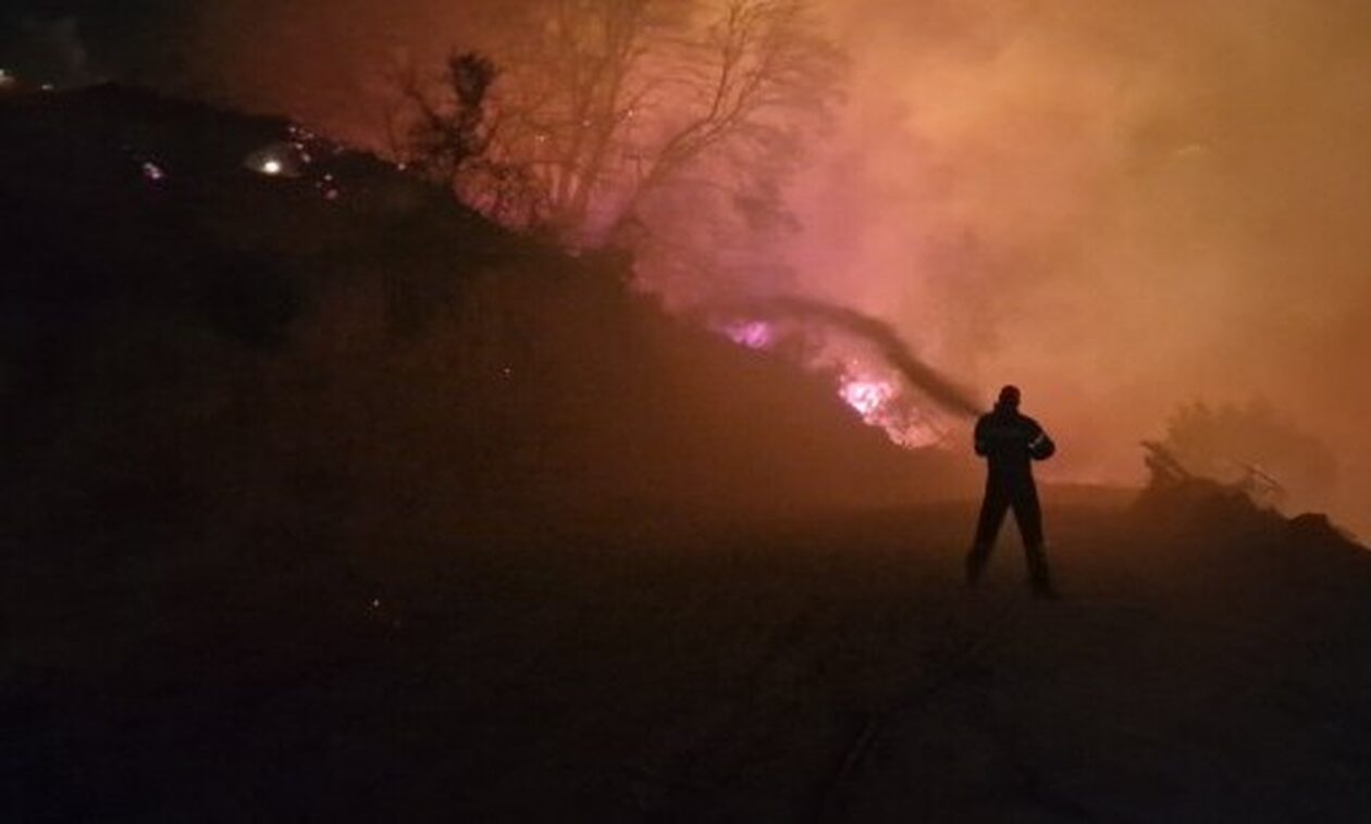 Ρόδος: Υπό έλεγχο η φωτιά στ’ Αφάντου – Τουρίστας μεταφέρθηκε στο νοσοκομείο