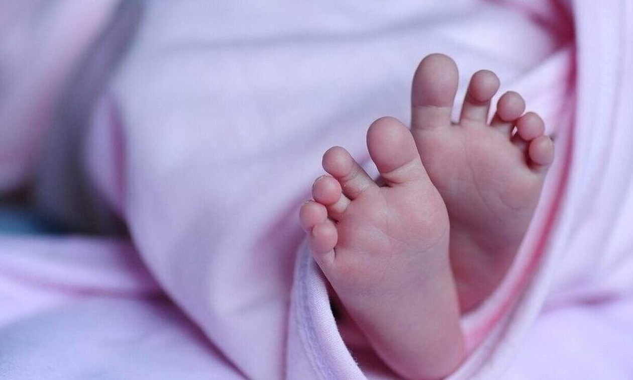 Θεσσαλονίκη: Μητέρα άφησε μόνο του στο σπίτι το μωρό της – Άκουσαν τα κλάματα οι γείτονες