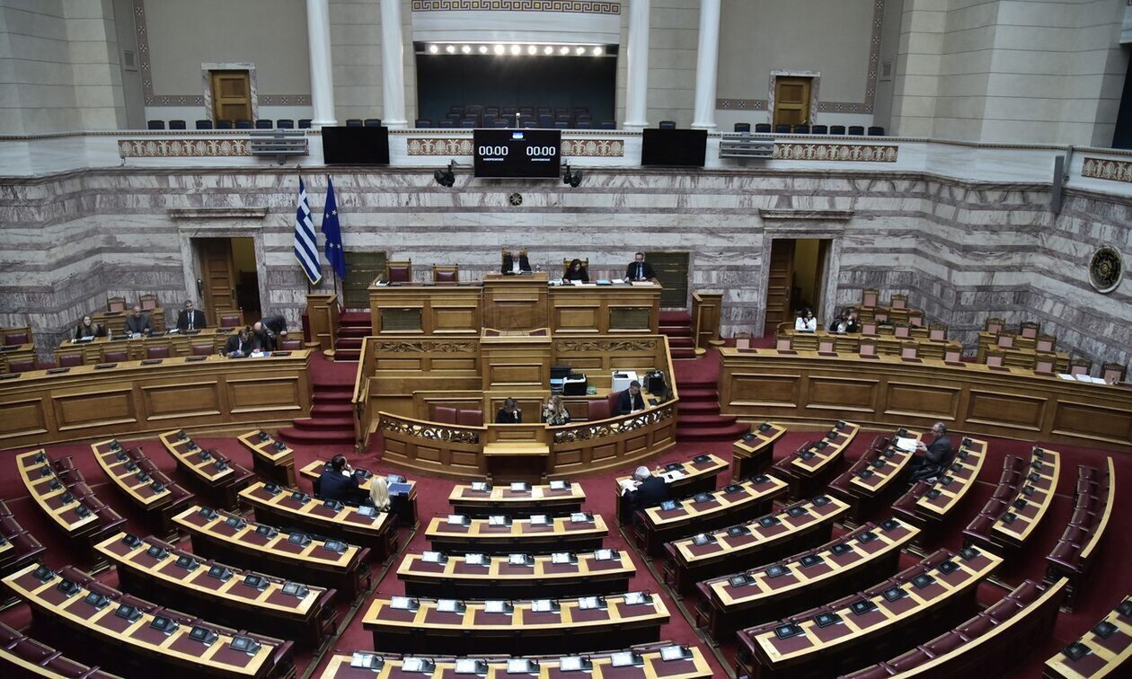 Πριν από τα «μπάνια του λαού» το νομοσχέδιο για μισθούς και αφορολόγητο