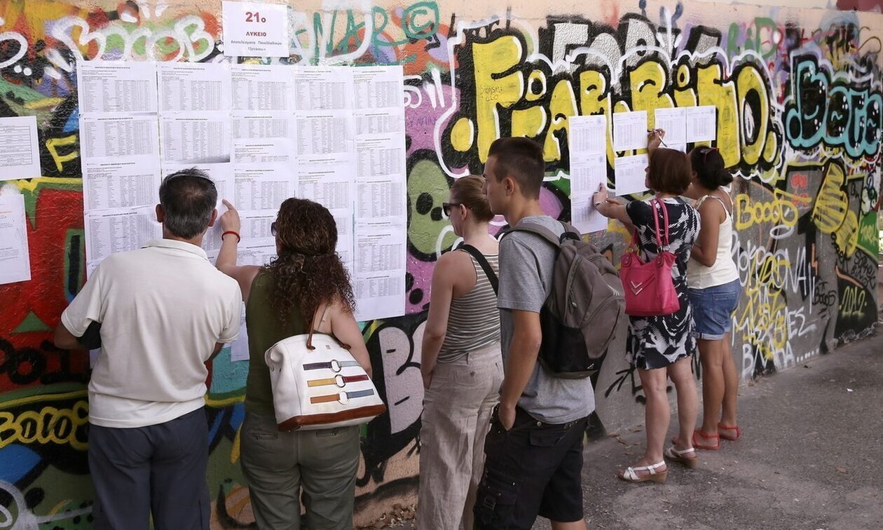 Πανελλήνιες 2023: Απόφοιτοι λυκείων με πολύ υψηλές βαθμολογίες περιγράφουν τις δυσκολίες