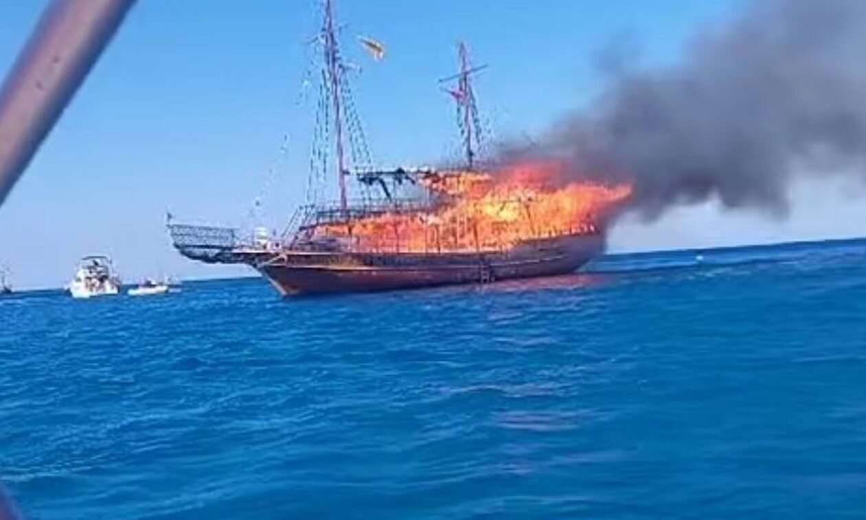 Τρόμος στη Ρόδο: Φωτιά σε τουριστικό πλοίο – Οι πρώτες φωτογραφίες από τη διάσωση των επιβατών