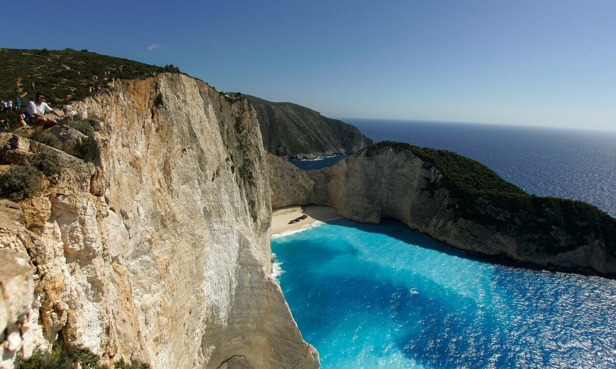 Διακοπές: Στα ύψη οι τιμές στα νησιά – Χρειάζονται… 4 μισθοί για μια εβδομάδα διακοπών