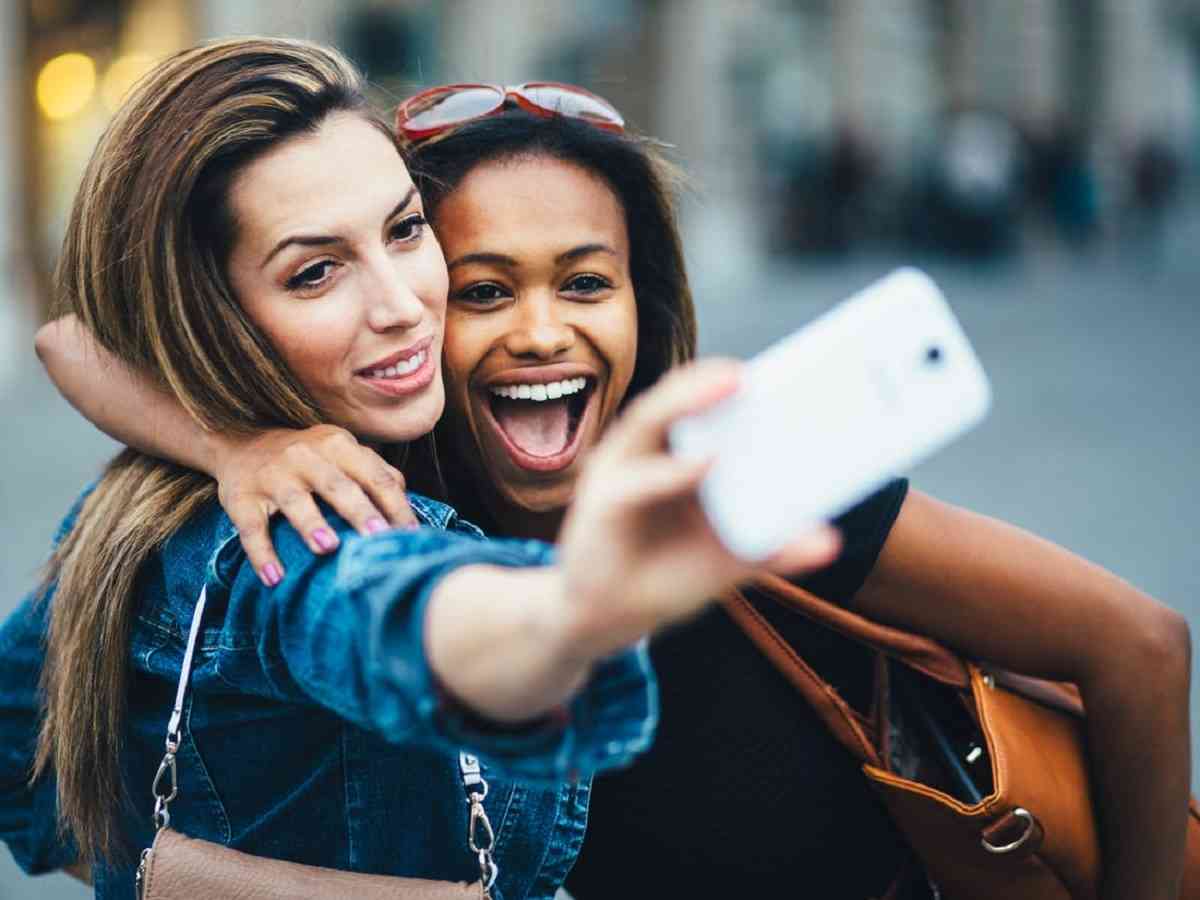 Selfies: Τι κρύβουν για την ψυχολογία μας