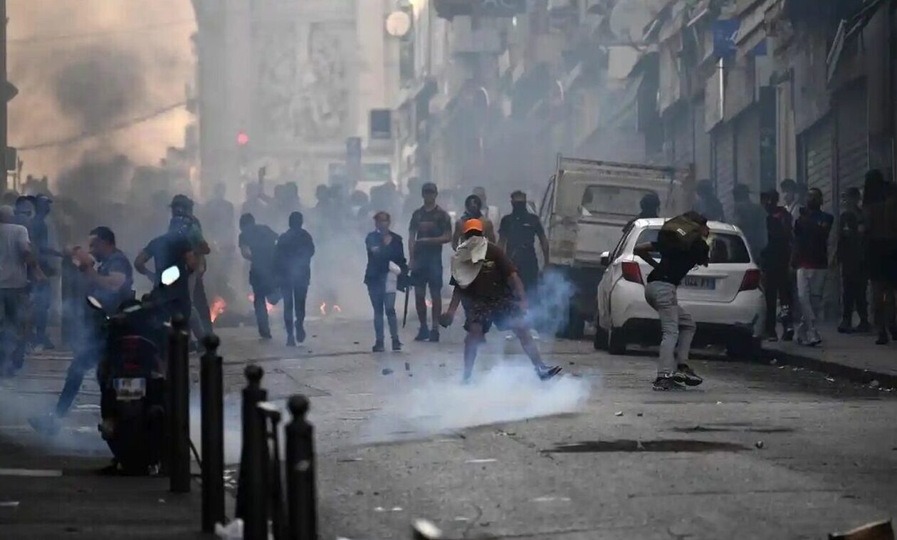 Χάος στη Γαλλία: Στην αντεπίθεση η Ένωση Δημάρχων – Οργανώνουν συγκεντρώσεις σε όλη τη χώρα