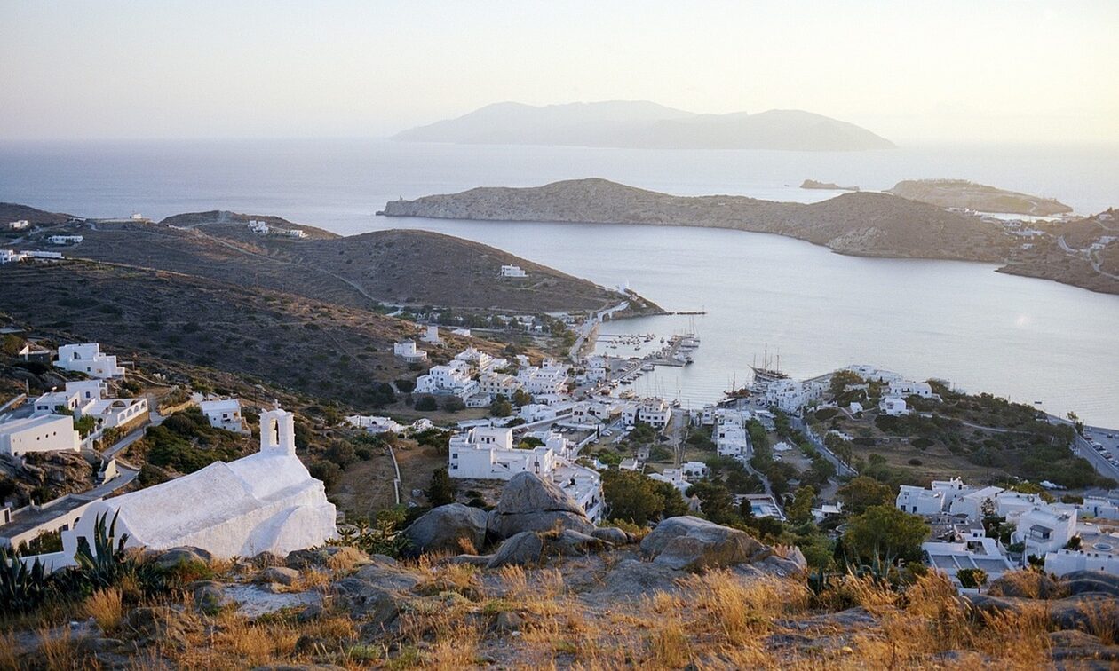 Ίος: Νεκροί δύο Ιρλανδοί τουρίστες που γιόρταζαν την αποφοίτησή τους