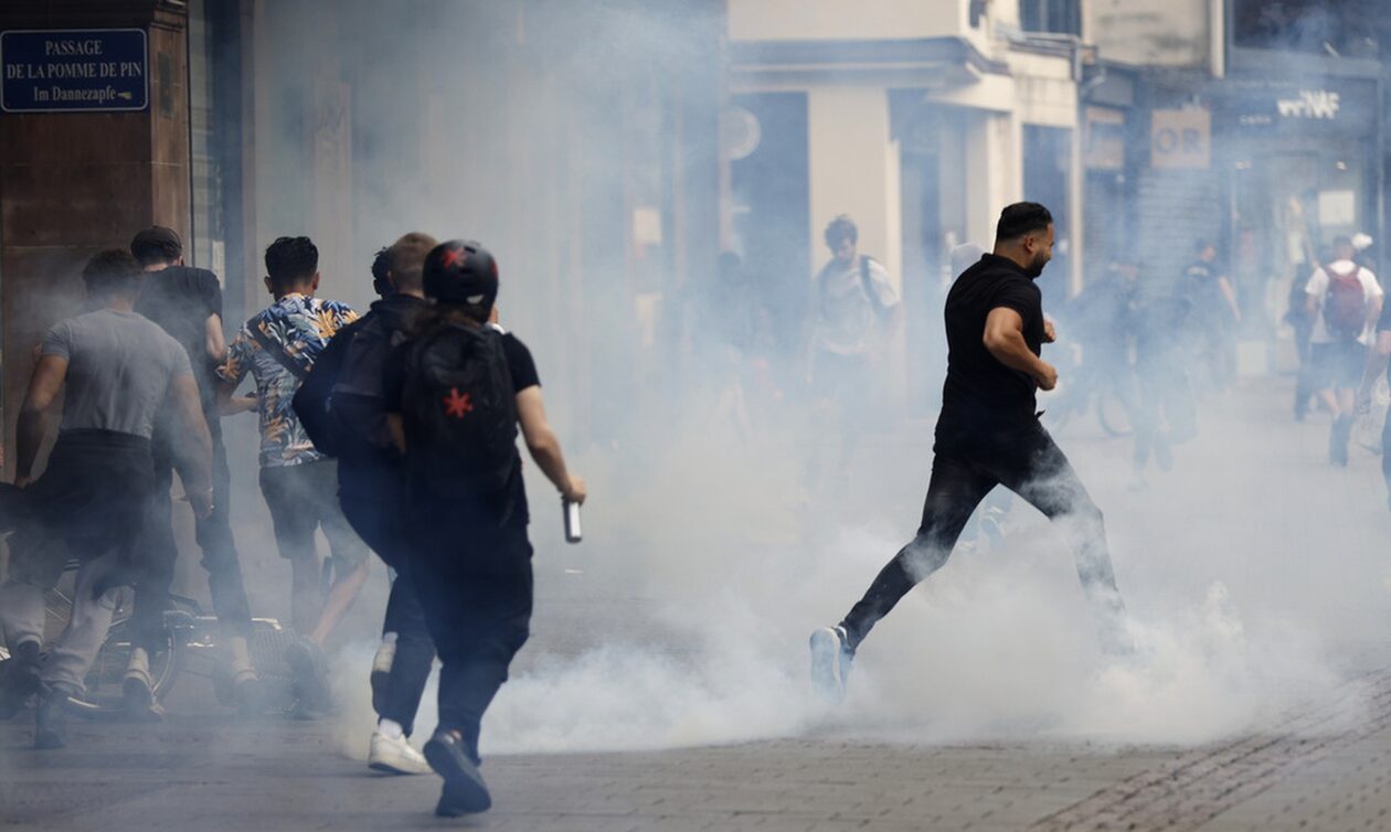 Γαλλία: Συγκεντρώσεις μπροστά στα δημαρχεία για να σταματήσει η βία – Τουλάχιστον 3200 συλλήψεις