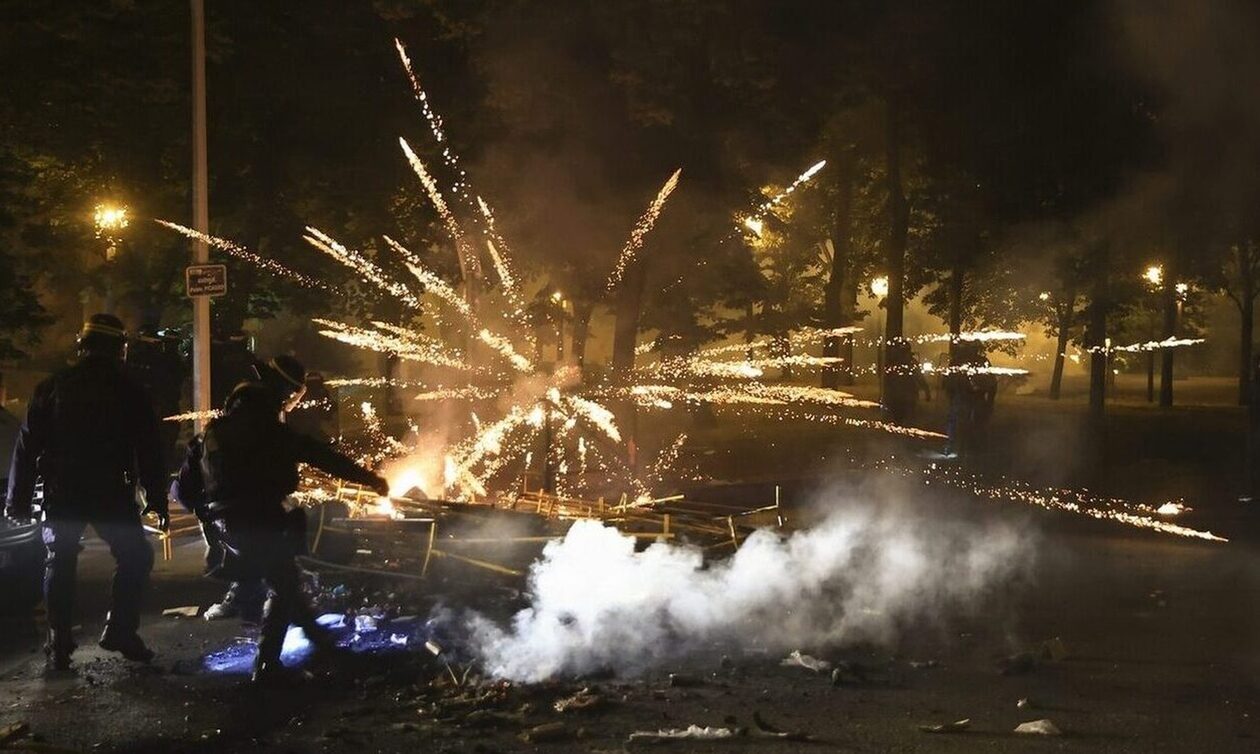 Γαλλία: Βυθισμένη στο χάος η χώρα για έβδομη μέρα – «Η δημοκρατία δέχεται επίθεση»