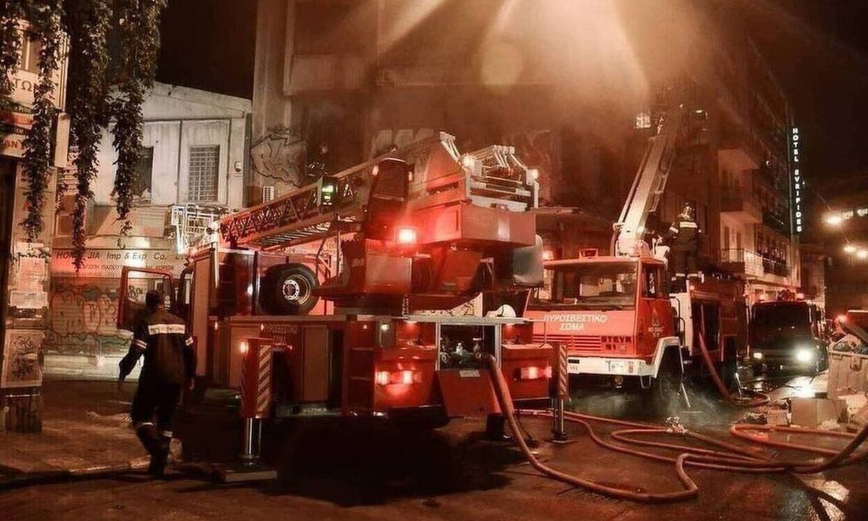 Αθήνα: Φωτιά σε εγκαταλελειμμένο οίκημα στη Λιοσίων