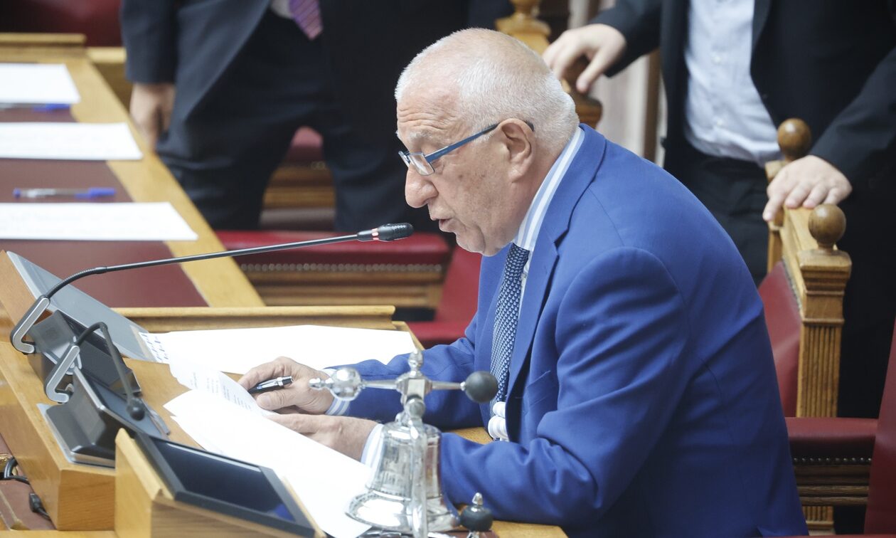 Βουλή: Συγκινητικός αποχαιρετισμός και υπόκλιση του Νικήτα Κακλαμάνη