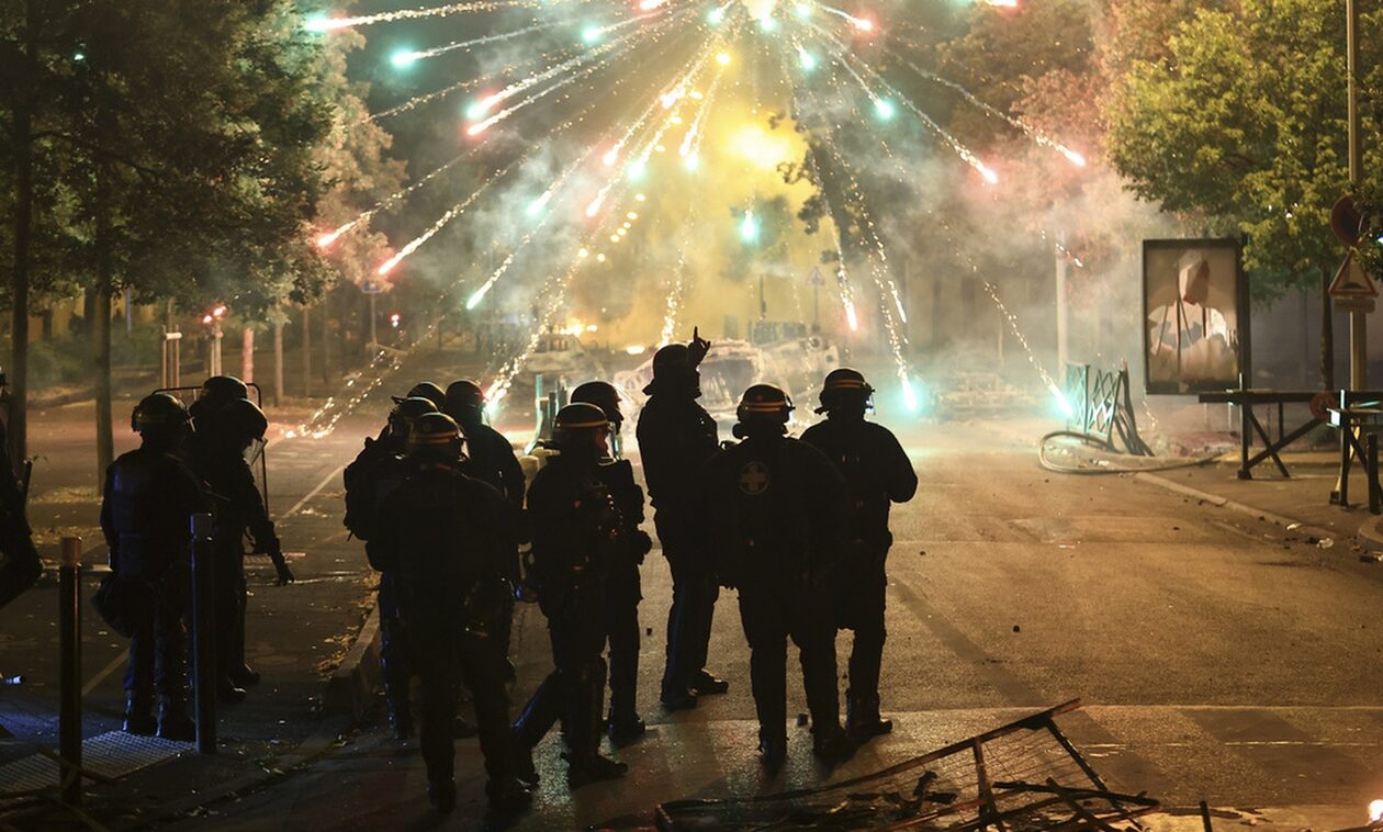 Γαλλία: Τα τελευταία λόγια του 17χρονου πριν πέσει νεκρός στη Ναντέρ – «Είναι τρελός, πυροβόλησε»