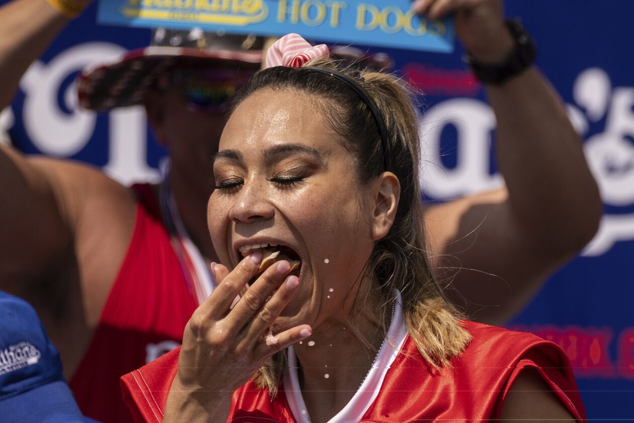 Η γυναίκα που καταβρόχθισε 39,5 hot dog σε μόλις 10 λεπτά – Πρωταθλήτρια για ένατη συνεχή φορά (vid)