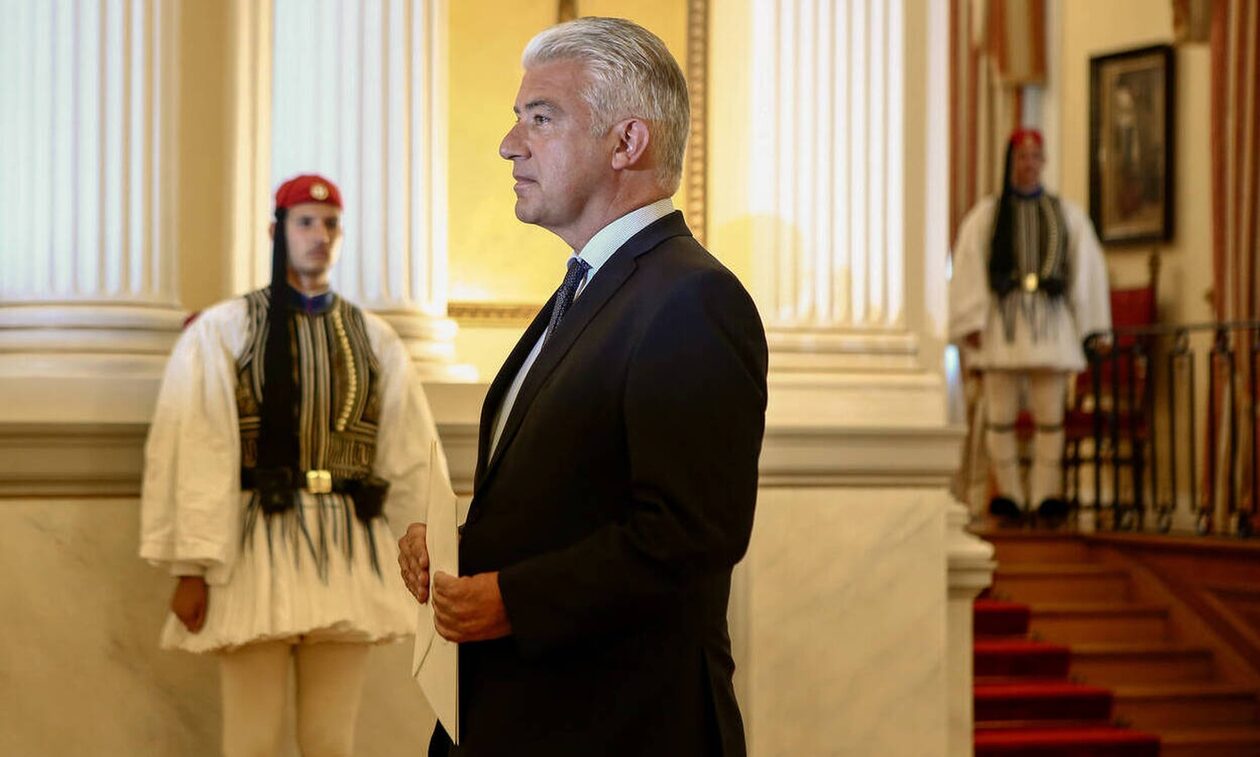 Ο Γερμανός πρέσβης… δεν θέλει να φύγει από την Ελλάδα – Ποια παραλία τον «μάγεψε»