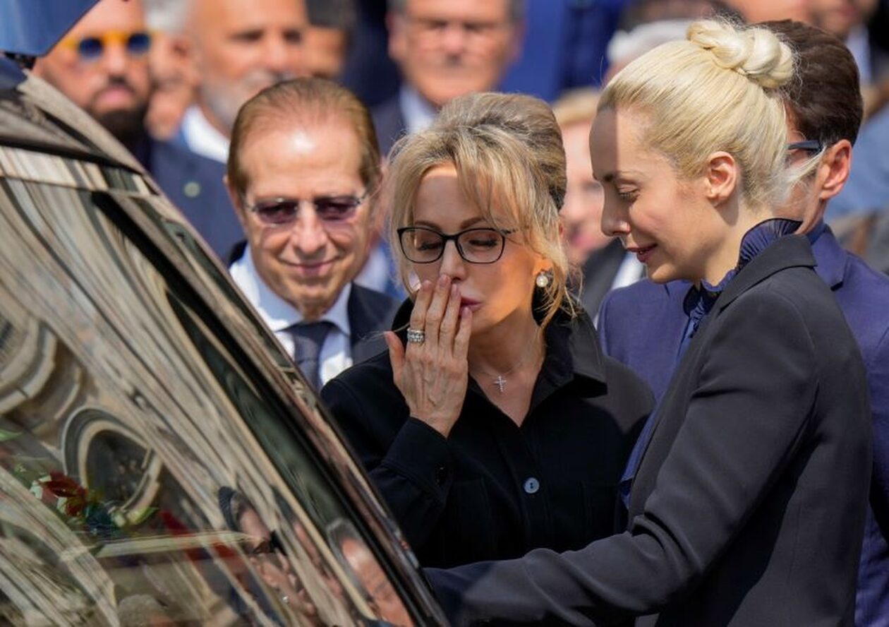 Άνοιξε η διαθήκη του Μπερλουσκόνι αλλά τα μυστήρια παραμένουν – Μόνο τα παιδιά του γνωρίζουν