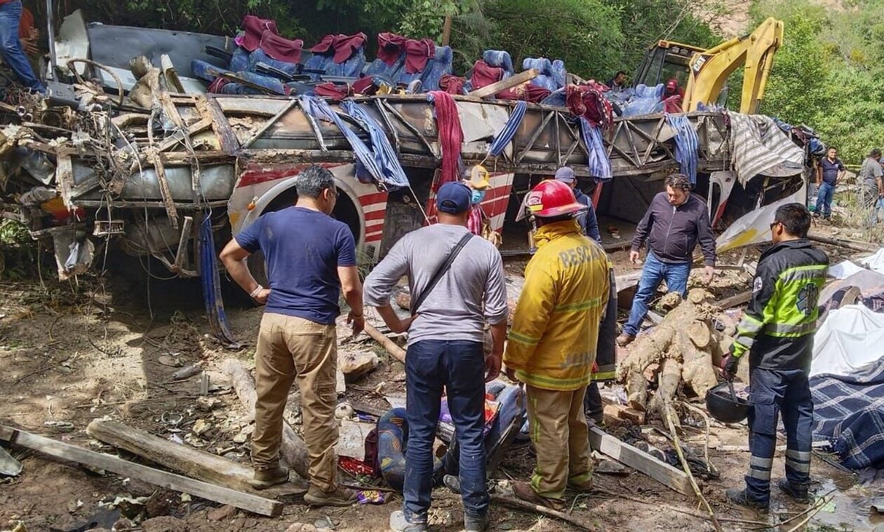 Μεξικό: 27 νεκροί και 21 τραυματίες από πτώση λεωφορείου σε γκρεμό