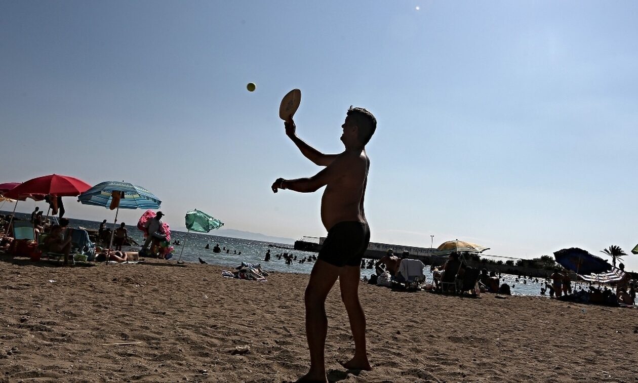 Η ακρίβεια σαρώνει: Ενας μισθός για… κολύμπι σε πλαζ της Αττικής!