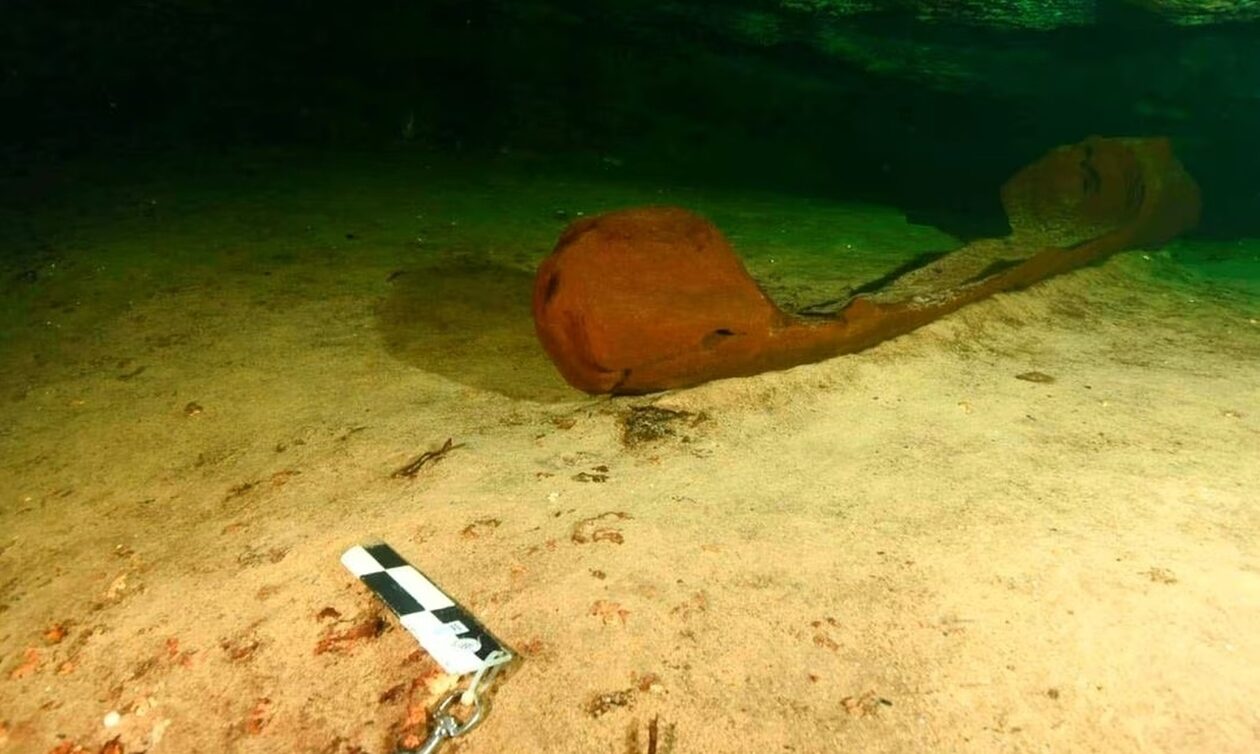 Ξύλινο κανό των Μάγια που περιβάλλεται από οστά ανθρώπων και ζώων βρέθηκε στο Μεξικό