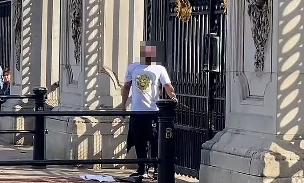 Λονδίνο: Συναγερμός έξω από το Μπάκιγχαμ – Άνδρας δέθηκε με χειροπέδες στην κεντρική πύλη