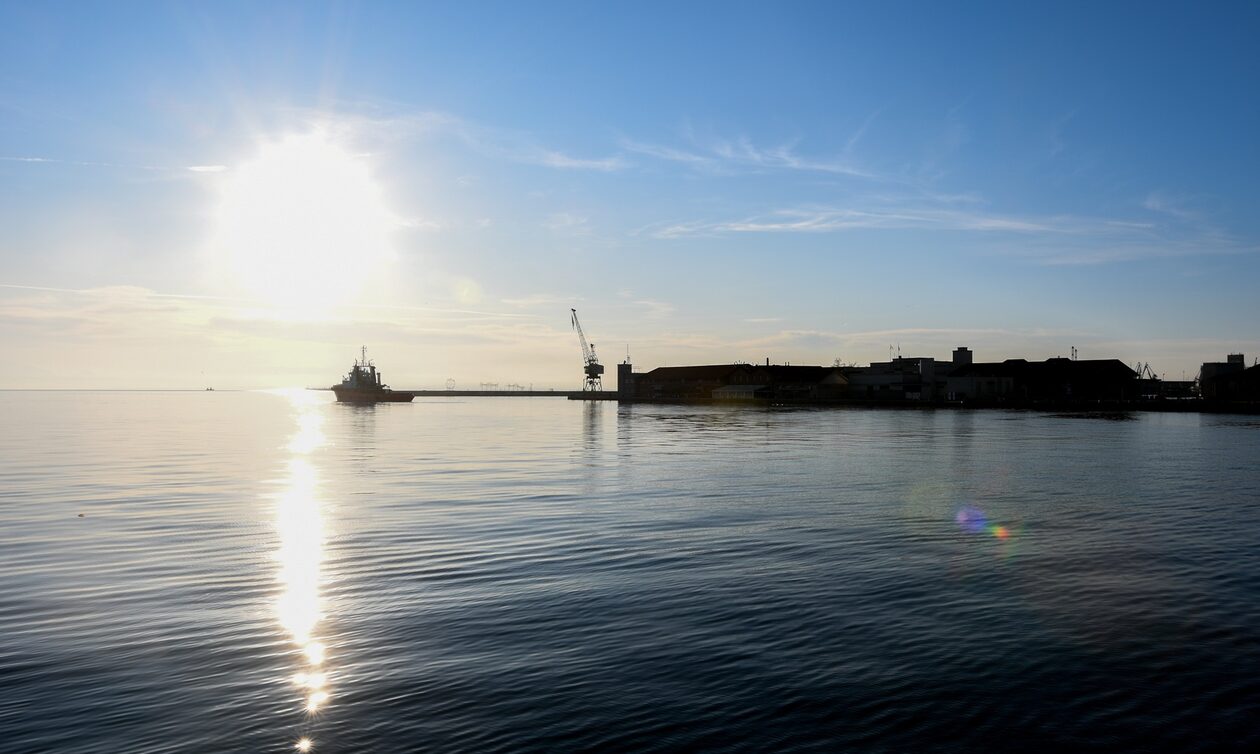 Θεσσαλονίκη: Στο νοσοκομείο 19χρονος – Έκανε βουτιά από προβλήτα και τραυματίστηκε