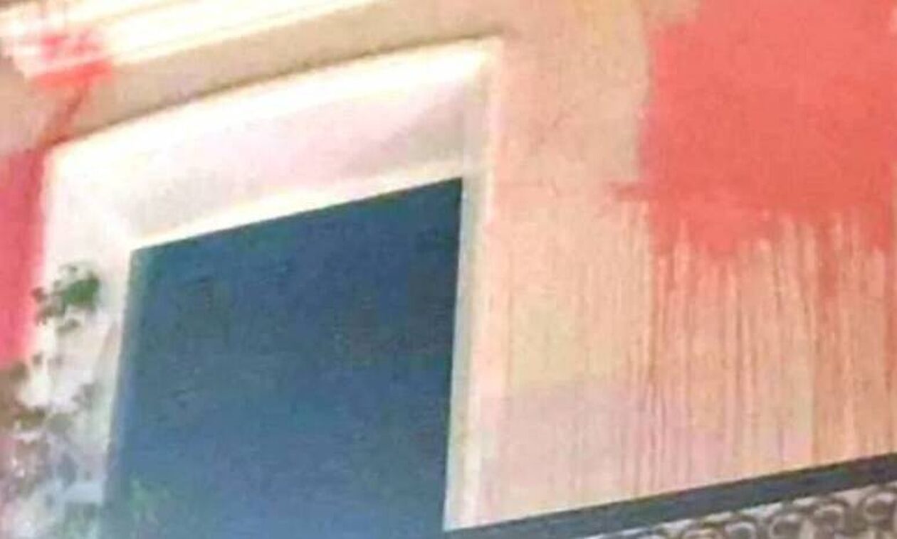 Πάτρα: Επίθεση κουκουλοφόρων με μπογιές στο Γαλλικό υποπροξενείο