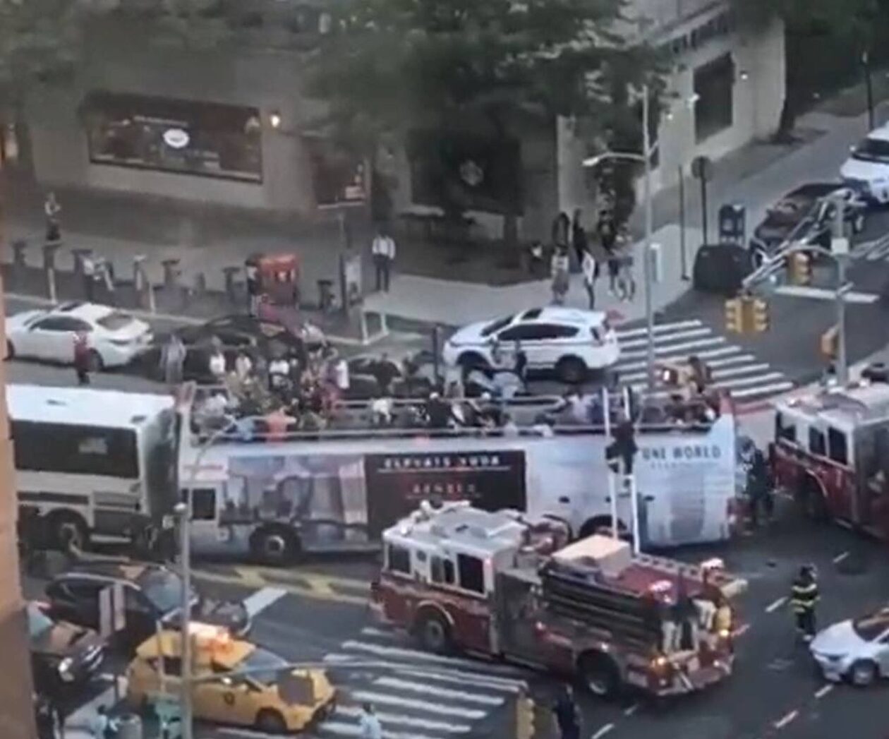 Νέα Υόρκη: 27 τραυματίες από σύγκρουση λεωφορείων στο Μανχάταν