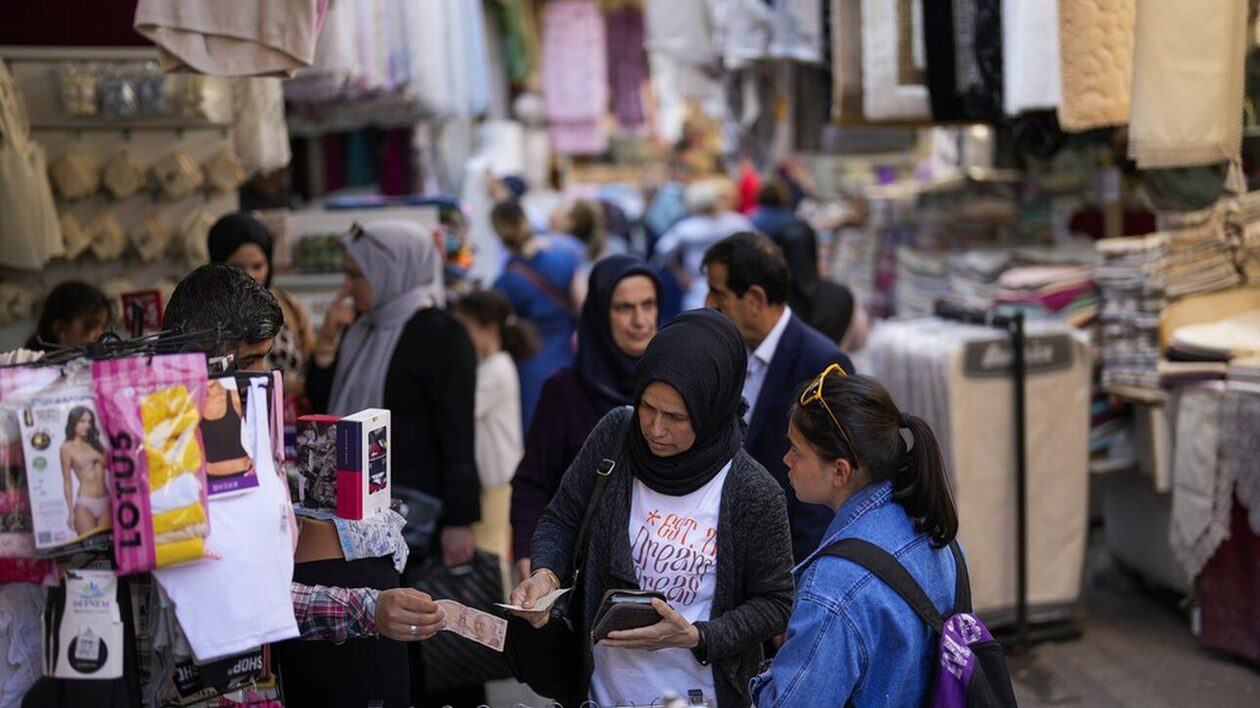 Τουρκία: Φοροπιδρομή Ερντογάν – Αυξάνονται ο ΦΠΑ και όλοι σχεδόν οι φόροι