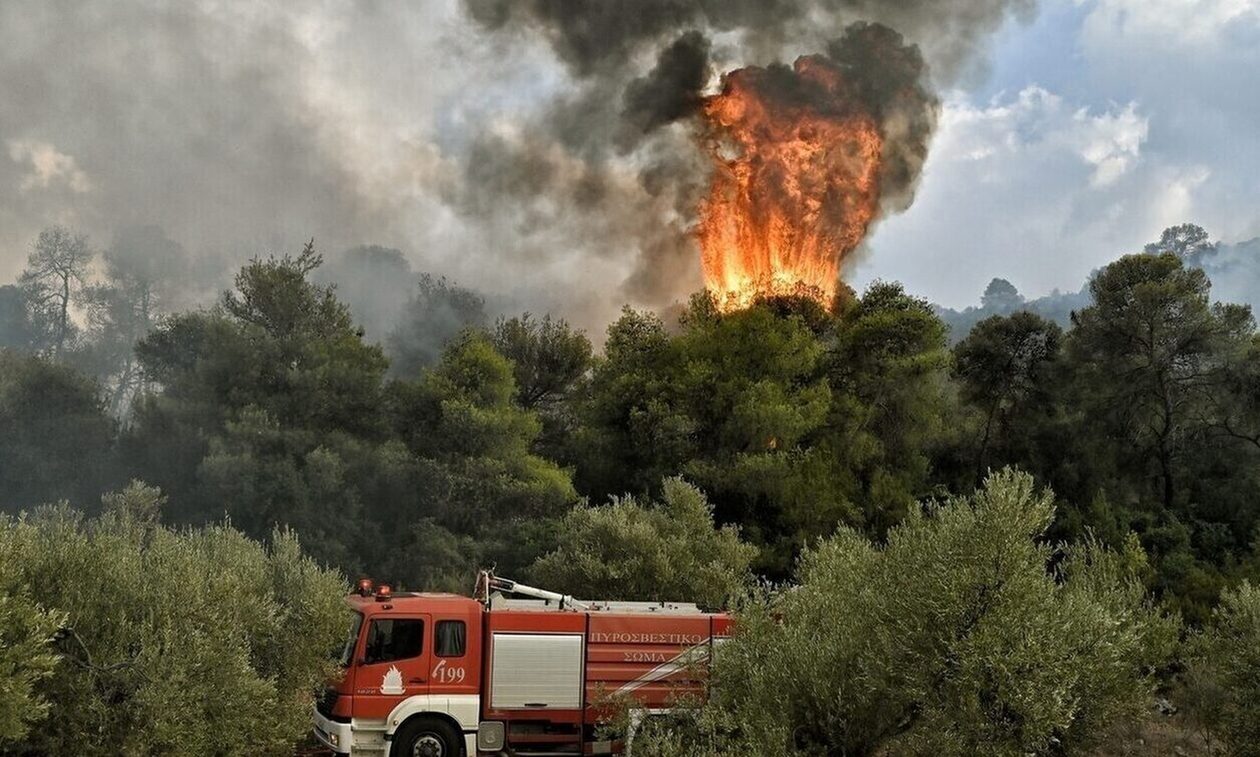 Φωτιές στην Ελλάδα: Τριπλή μάχη σε Ρόδο, Μεσσηνία, Πάρο – Η κατάσταση στα μέτωπα